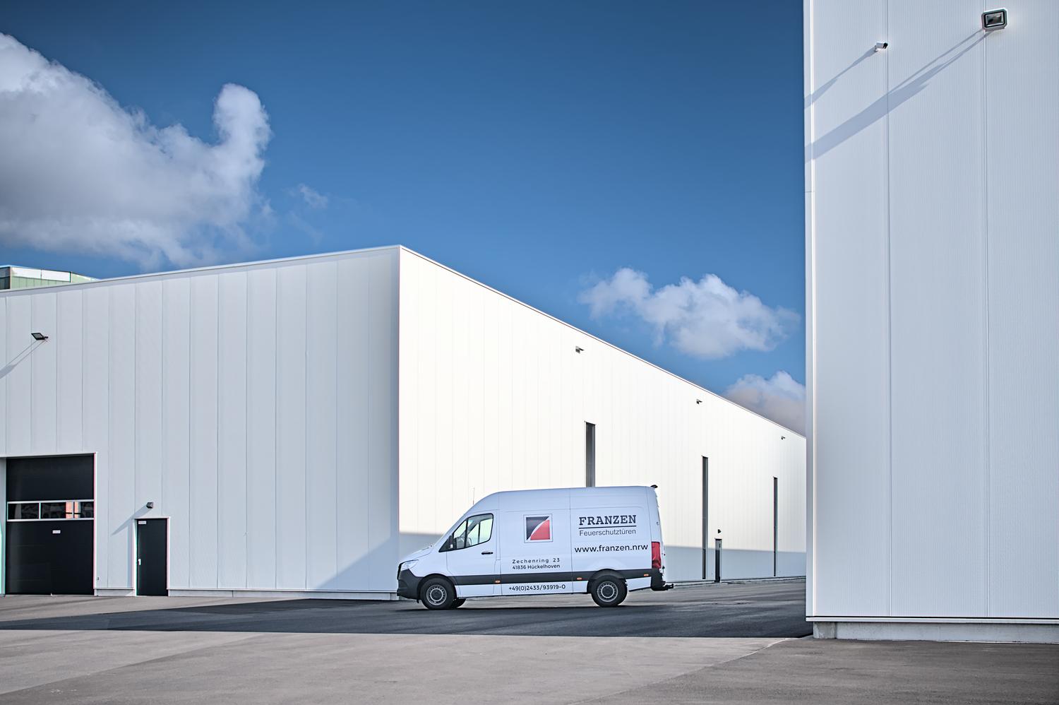 Servicefahrzeug vor Produktionshalle, Franzen Hückelhoven