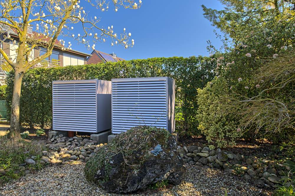 Wärmepumpe in Garten, installiert von Eckers Sanitär Heizung
