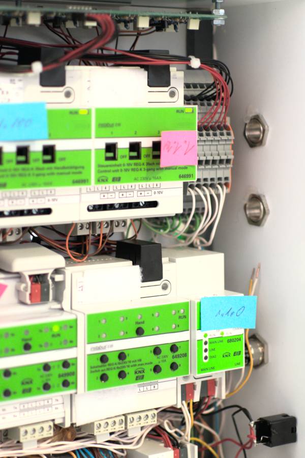 Schulung mit KNX-Lehrmaterial