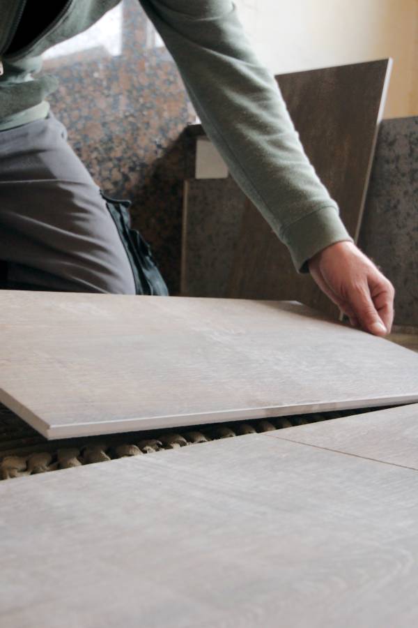 Fliesenleger bei der Arbeit