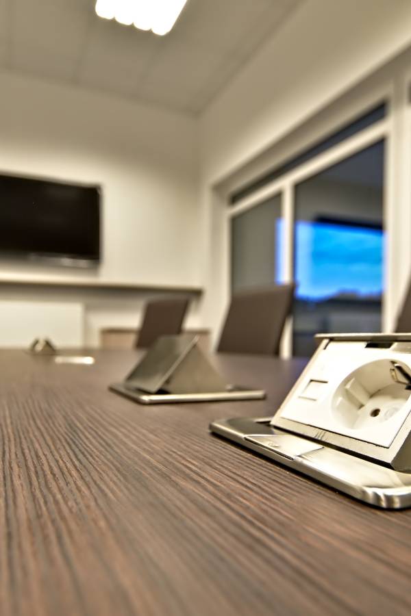 Ausschnitt Tisch in Konferenzraum