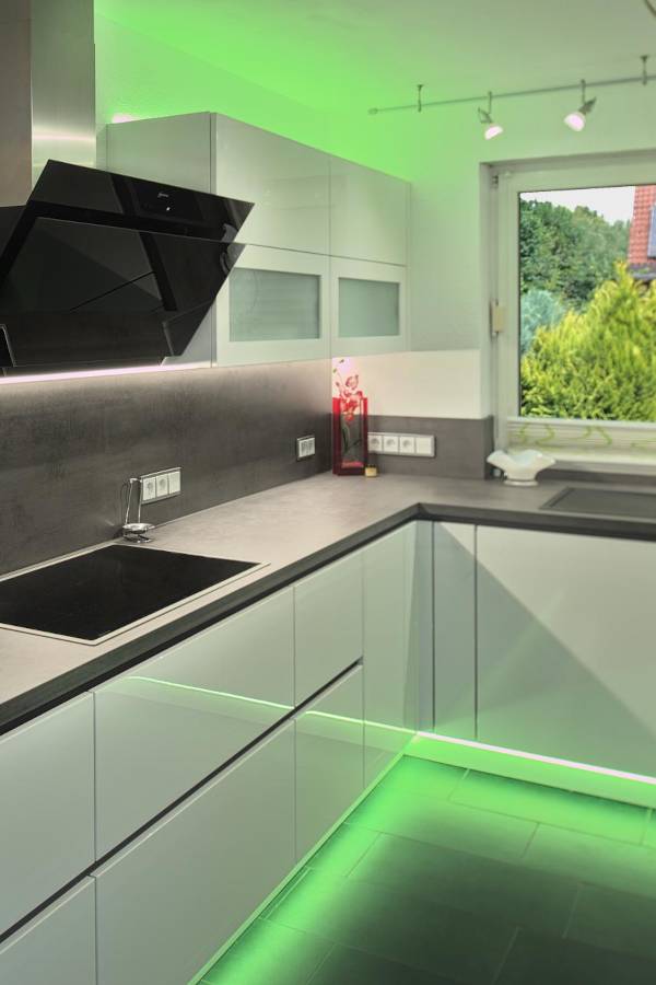 Küche mit farbig wechselnder Beleuchtung von Elektro Wahl
