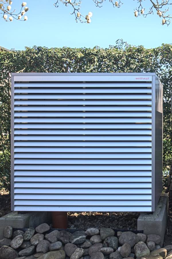 Wärmepumpe in Garten