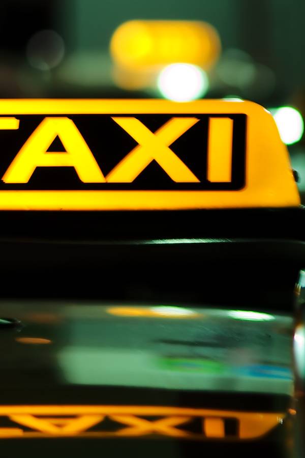 Taxischild bei Nacht