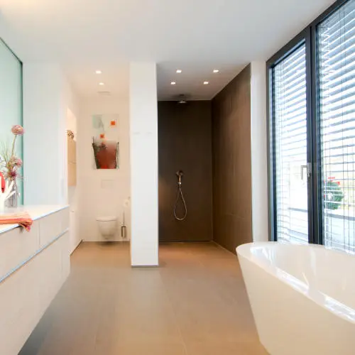 TwooDoo - großzügiges Badezimmer mit Wanne und Dusche.