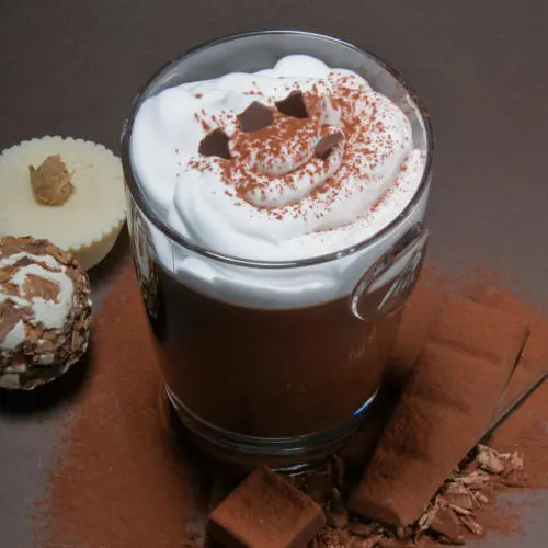TwooDoo - dunkle Trinkschokolade mit Sahne in einem Glas angerichtet.