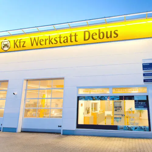 TwooDoo - Schaufenster einer Autowerkstatt im Dämmerlicht