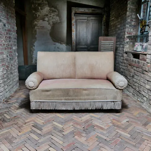 TwooDoo - altes Plüschsofa in Backsteinschuppen im shabby-Look
