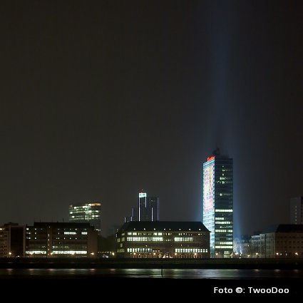 TwooDoo - Skyline von Düsseldorf bei Nacht